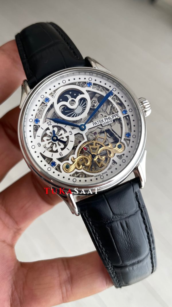 Patek Philippe Geneve Tourbillon Moonphase Skeleton Diamond Dial Beyaz Kadran 42 mm İskelet Taşlı Silver Replika Saat Patek Philippe Geneve Tourbillon Moonphase Skeleton Diamond Dial Beyaz Kadran 42 mm İskelet Taşlı Silver Replika Saat