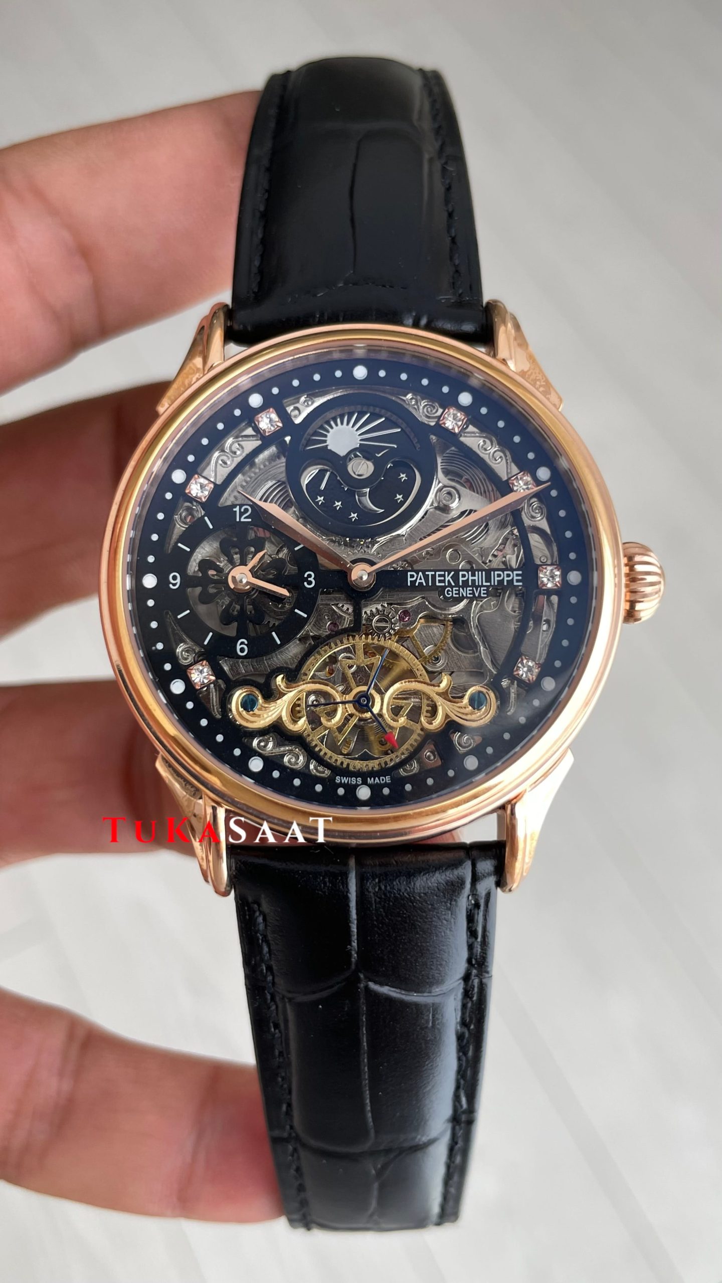 Patek Philippe Geneve Tourbillon Moonphase Skeleton Diamond Dial Siyah Kadran 42 mm İskelet Taşlı Rose Replika Saat Patek Philippe Geneve Tourbillon Moonphase Skeleton Diamond Dial Siyah Kadran 42 mm İskelet Taşlı Rose Replika Saat