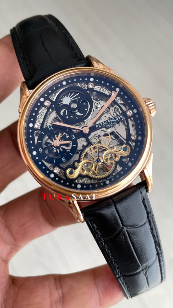 Patek Philippe Geneve Tourbillon Moonphase Skeleton Diamond Dial Siyah Kadran 42 mm İskelet Taşlı Rose Replika Saat Patek Philippe Geneve Tourbillon Moonphase Skeleton Diamond Dial Siyah Kadran 42 mm İskelet Taşlı Rose Replika Saat