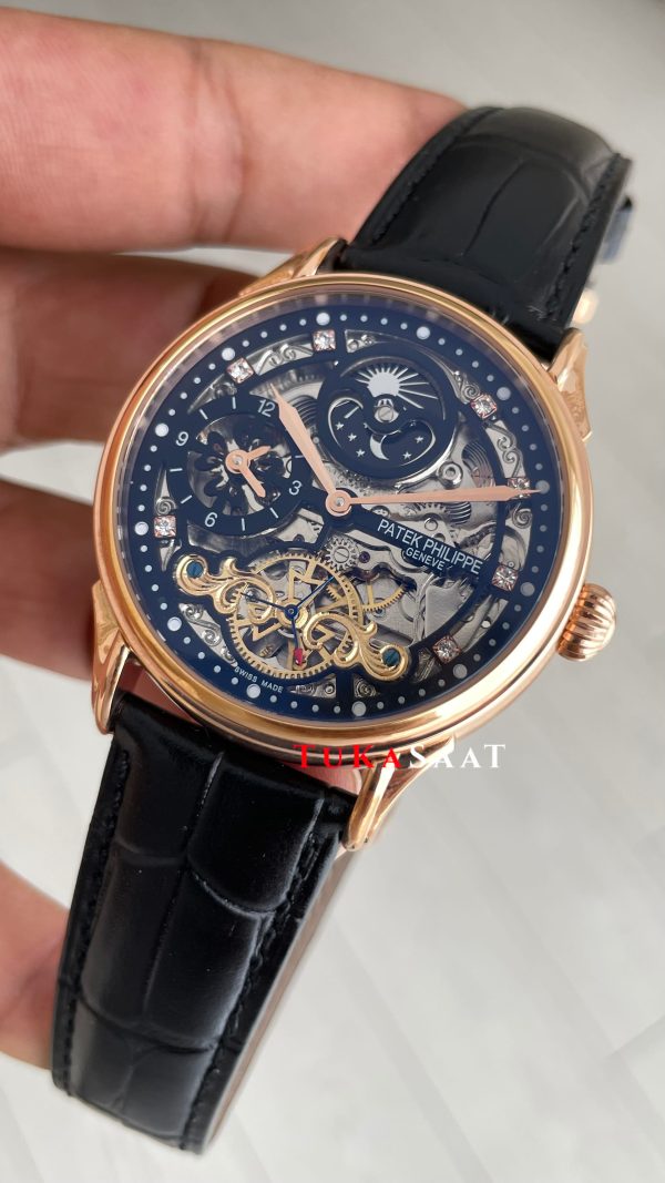 Patek Philippe Geneve Tourbillon Moonphase Skeleton Diamond Dial Siyah Kadran 42 mm İskelet Taşlı Rose Replika Saat Patek Philippe Geneve Tourbillon Moonphase Skeleton Diamond Dial Siyah Kadran 42 mm İskelet Taşlı Rose Replika Saat