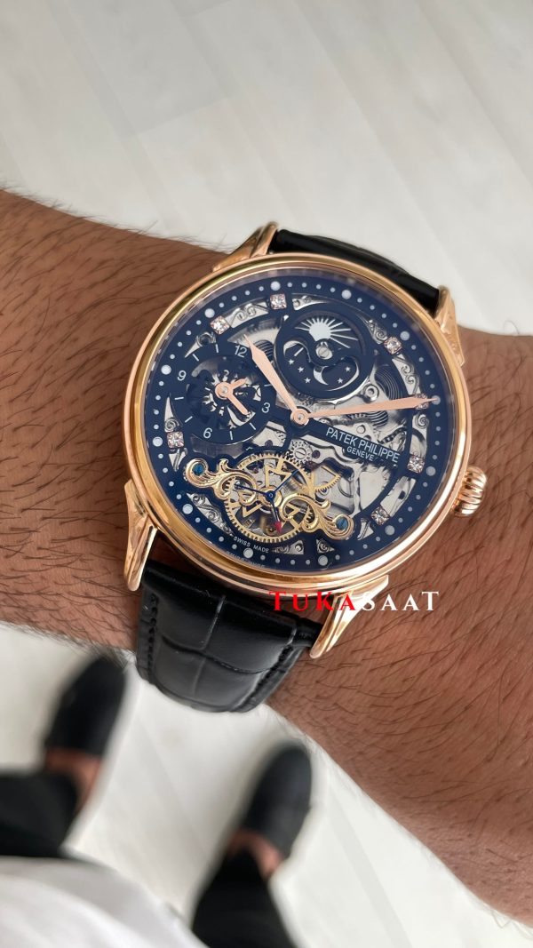 Patek Philippe Geneve Tourbillon Moonphase Skeleton Diamond Dial Siyah Kadran 42 mm İskelet Taşlı Rose Replika Saat Patek Philippe Geneve Tourbillon Moonphase Skeleton Diamond Dial Siyah Kadran 42 mm İskelet Taşlı Rose Replika Saat