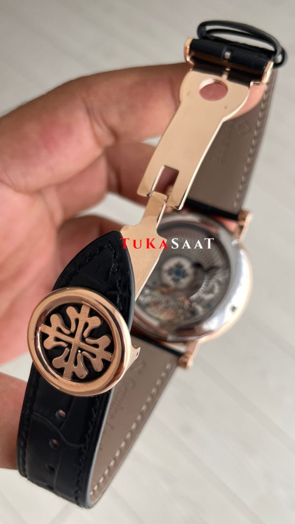 Patek Philippe Geneve Tourbillon Moonphase Skeleton Diamond Dial Siyah Kadran 42 mm İskelet Taşlı Rose Replika Saat Patek Philippe Geneve Tourbillon Moonphase Skeleton Diamond Dial Siyah Kadran 42 mm İskelet Taşlı Rose Replika Saat