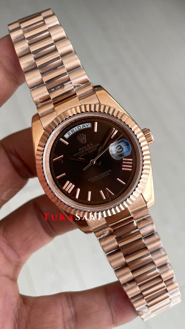 Rolex Day Date Kahverengi 228235 Chocolate Roman Dial 40mm Rose Replika Saat Rolex Day Date Kahverengi 228235 Chocolate Roman Dial 40mm Rose Replika Saat