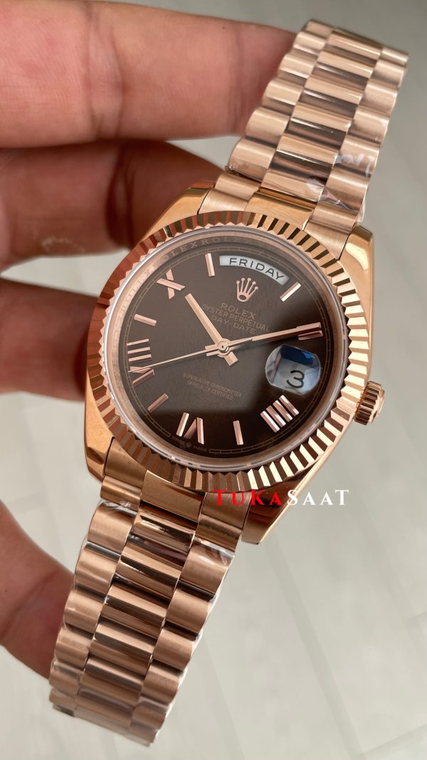 Rolex Day Date Kahverengi 228235 Chocolate Roman Dial 40mm Rose Replika Saat Rolex Day Date Kahverengi 228235 Chocolate Roman Dial 40mm Rose Replika Saat