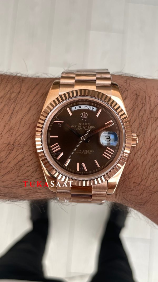 Rolex Day Date Kahverengi 228235 Chocolate Roman Dial 40mm Rose Replika Saat Rolex Day Date Kahverengi 228235 Chocolate Roman Dial 40mm Rose Replika Saat