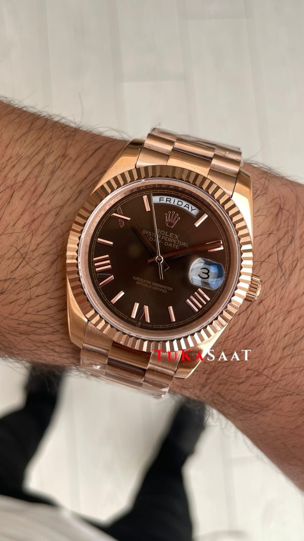 Rolex Day Date Kahverengi 228235 Chocolate Roman Dial 40mm Rose Replika Saat Rolex Day Date Kahverengi 228235 Chocolate Roman Dial 40mm Rose Replika Saat