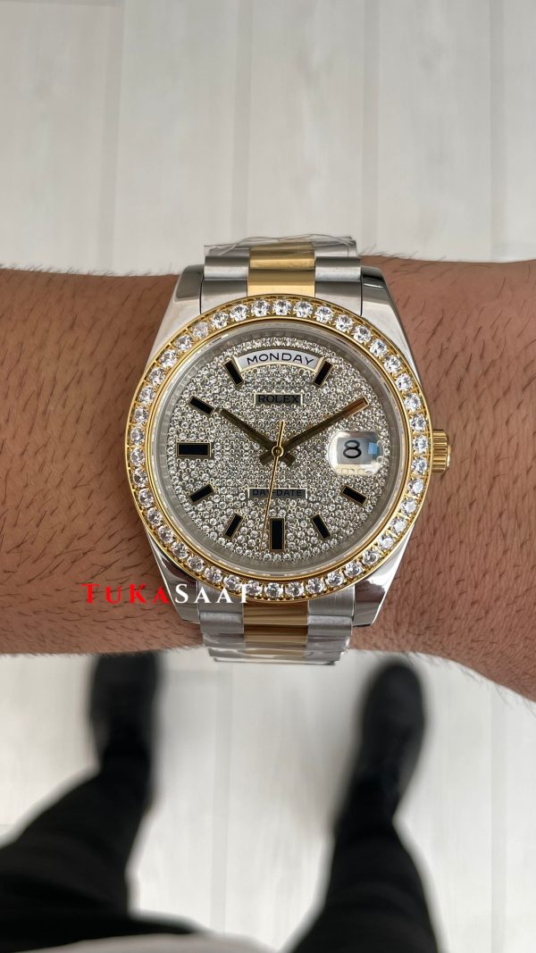 Rolex Day Date Pave Baguette Diamond 40mm Taşlı Kadran Two Tone Gold Replika Saat Rolex Day Date Pave Baguette Diamond 40mm Taşlı Kadran Two Tone Gold Replika Saat