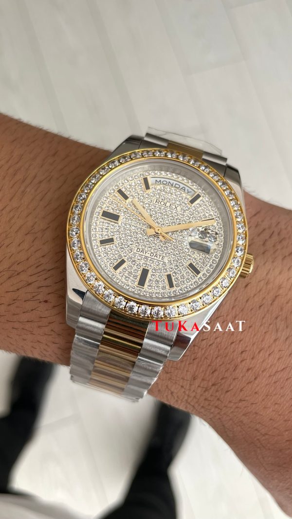 Rolex Day Date Pave Baguette Diamond 40mm Taşlı Kadran Two Tone Gold Replika Saat Rolex Day Date Pave Baguette Diamond 40mm Taşlı Kadran Two Tone Gold Replika Saat
