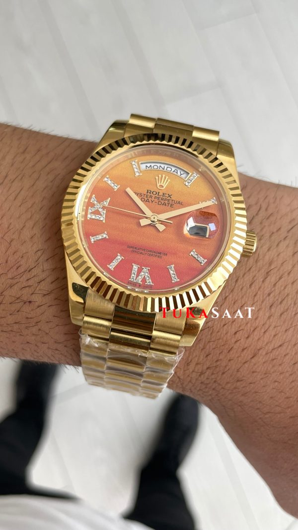 Rolex Day Date Turuncu 128238 Orange Carnelian Diamond Roman Dial Gold 40mm Replika Saat Rolex Day Date Turuncu 128238 Orange Carnelian Diamond Roman Dial Gold 40mm Replika Saat