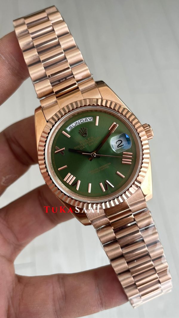 Rolex Day Date Yeşil 228235 Olive Green 40mm Rose Replika Saat Rolex Day Date Yeşil 228235 Olive Green 40mm Rose Replika Saat