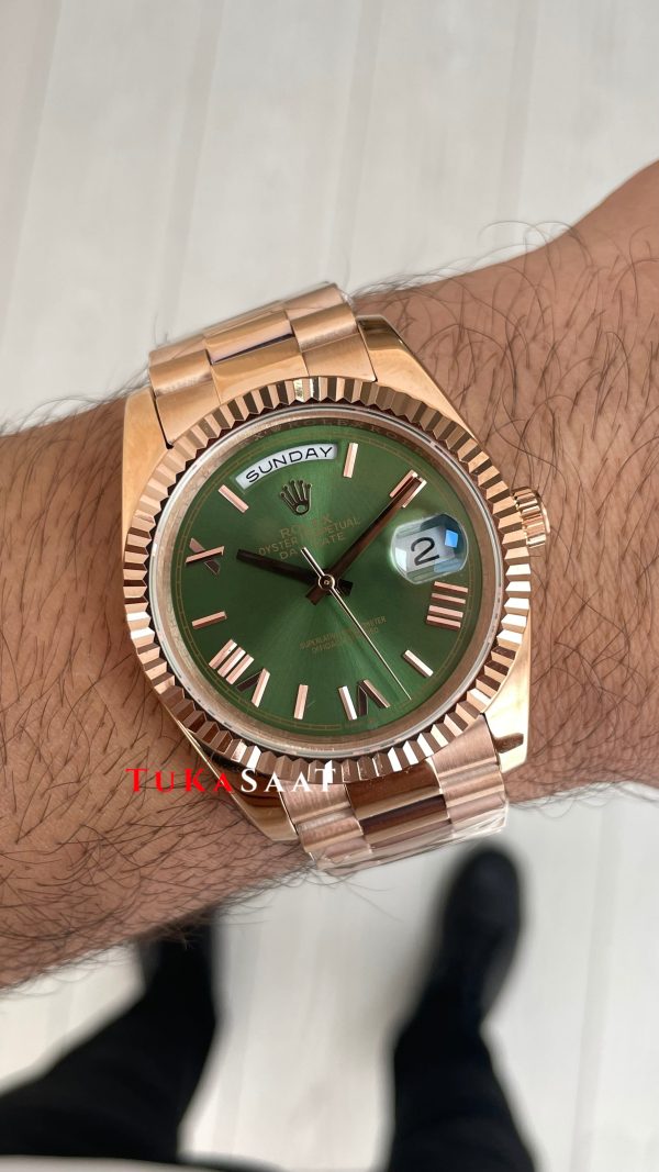 Rolex Day Date Yeşil 228235 Olive Green 40mm Rose Replika Saat Rolex Day Date Yeşil 228235 Olive Green 40mm Rose Replika Saat