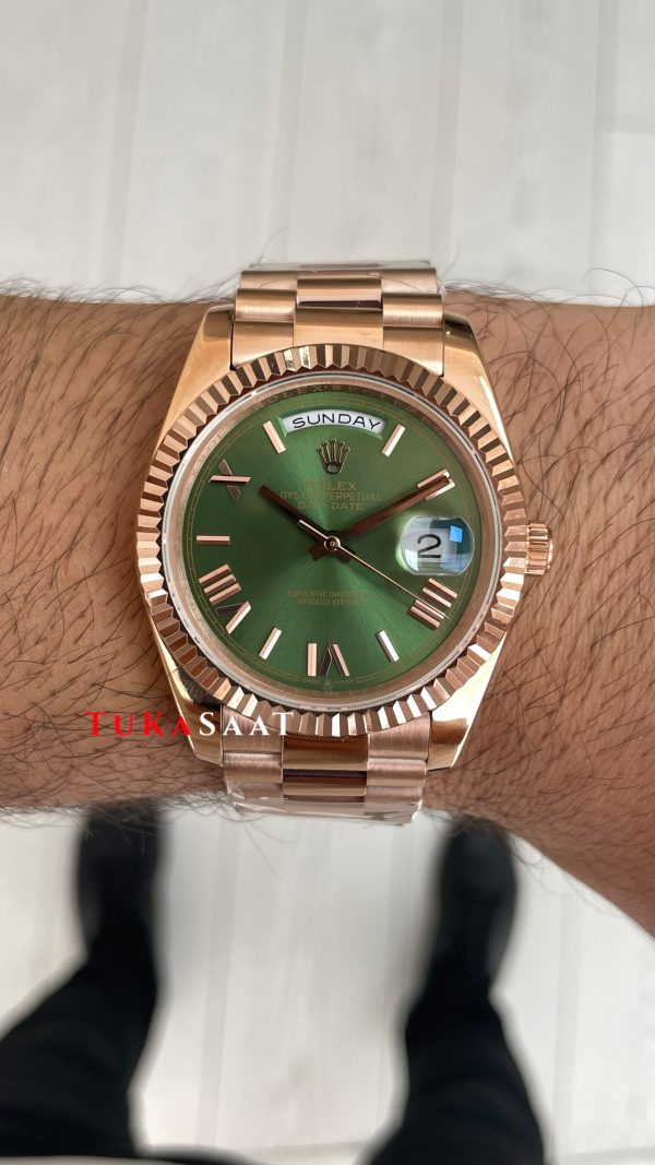 Rolex Day Date Yeşil 228235 Olive Green 40mm Rose Replika Saat Rolex Day Date Yeşil 228235 Olive Green 40mm Rose Replika Saat