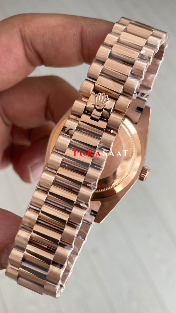 Rolex Day Date Yeşil 228235 Olive Green 40mm Rose Replika Saat Rolex Day Date Yeşil 228235 Olive Green 40mm Rose Replika Saat
