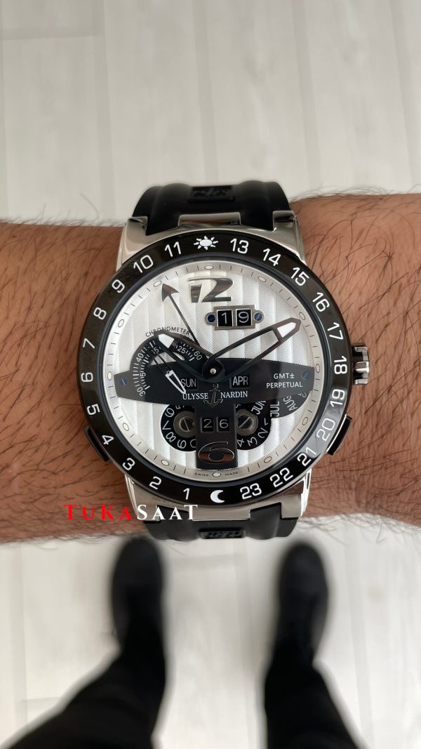 Ulysse Nardin El Toro GMT Perpetual Executive Beyaz Kadran 43mm Replika Saat Ulysse Nardin El Toro GMT Perpetual Executive Beyaz Kadran 43mm Replika Saat