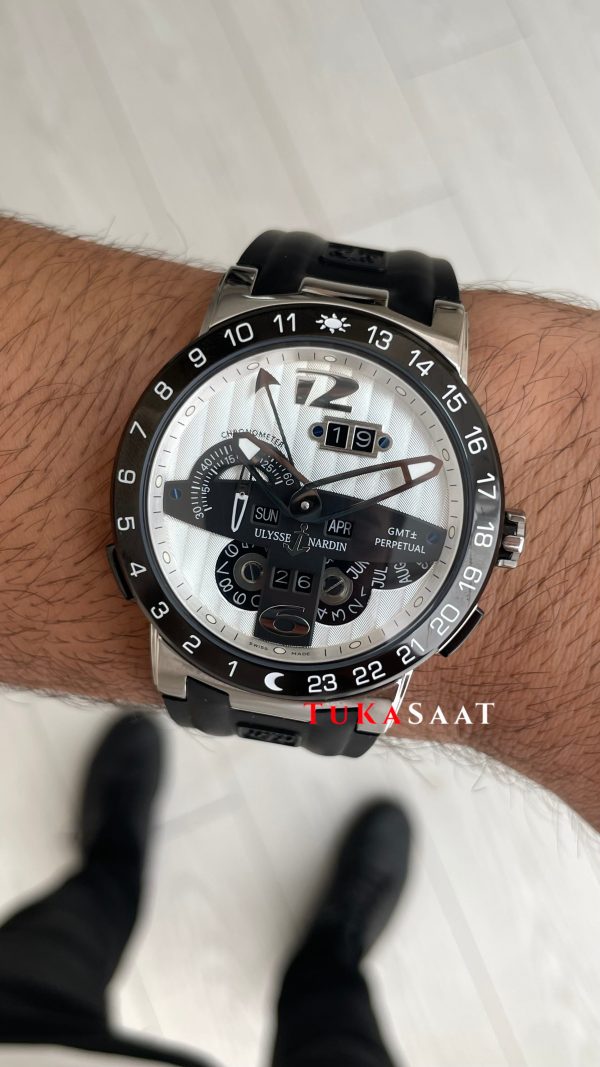 Ulysse Nardin El Toro GMT Perpetual Executive Beyaz Kadran 43mm Replika Saat Ulysse Nardin El Toro GMT Perpetual Executive Beyaz Kadran 43mm Replika Saat