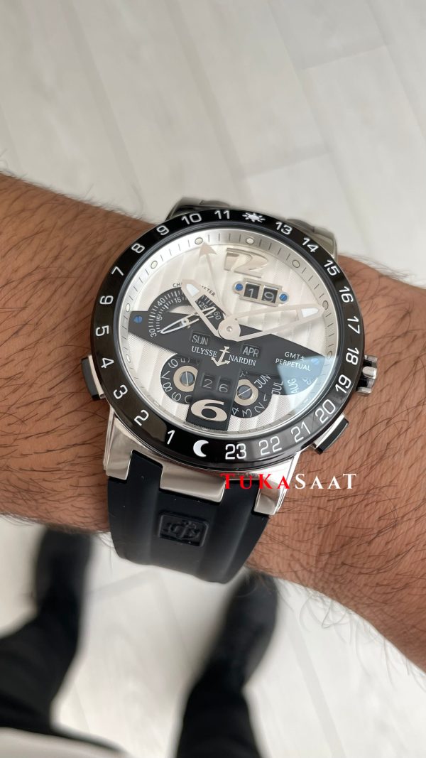 Ulysse Nardin El Toro GMT Perpetual Executive Beyaz Kadran 43mm Replika Saat Ulysse Nardin El Toro GMT Perpetual Executive Beyaz Kadran 43mm Replika Saat