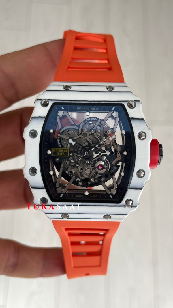 Richard Mille Rafa RM35-02 Carbon NPTP White Orange ! Mükemmelliğin ve Prestijin zirvesi Richard mille saat dünyasında yenilikçi tasarımları ve ileri mühendislik çözümleri, sıra dışı malzemelerle sıra dışı tasarımlar yapan bir markadır. Teknik özellikleriyle efsaneleşmiş olan Richard Mille en özel ve farklı tasarımlarıyla bir de hassasiyet göstererek her zaman en ön sıralarda yerini ayırtmayı başarmıştır. Hem estetik hem de performans açısından sınırları zorlayan bu saat, lüks saat tutkunlarının ilgisini çekmeye devam ediyor. Richard Mille RM 35-02 sadece bir saat değil, aynı zamanda bir mühendislik harikası ve koleksiyon parçasıdır. Richard Mille Rafa RM35-02 Carbon NPTP White Orange Replika Saat modelinin ilham kaynağı tenis efsanesi Rafael Nadal için özel tasarlanmıştır. Rafael Nadal 'ın oyun zekasına ve yaşam tarzına, uyum sağlayacak şekilde tasarlanmıştır. Karbon kasa yapısıyla dikkat çeken bu saat özel malzemeden üretilmiştir. Ultra hafif olan bu harika saat neredeyse bileğinizde hissetmeyeceğiniz şekilde hafif ve hassastır. Richard Mille Rafa RM35-02 Carbon NPTP White Orange Replika Saat tasarımı, kalın tasarım çizgilerini modern detaylarla harmanlayarak bilekte zarif ve sert bir görünüm sunar. El işçiliği ve mükemmeliyetçi tasarımıyla her zaman kendine en ön sıradan yer ayırtmayı başaran Richard Mille markası, tasarımıyla bizim vitrinimizin yüzü olmayı başarmıştır. Richard Mille serisinde ki, Karbon kasa, şeffaf kasa ve titanium kasa vb. gibi kalın ya da ince detaylı tasarımıyla Richard Mille markasının imza niletiğinde olmasıdır. Richard Mille Rafa RM35-02 Carbon NPTP White Orange Replika Saat modelinde kadran tasarımında ki, mikron detayları, iskelet görünümü, akrep ve yelkovanının berraklığını markanın imza niteliğinde olmasıdır ve beyaz & mavi ve ya yeşil fosforlu ibreleriyle kusursuz uyum içindedir. Siyah kadran rengi klasik ve gizemli bir dolu bir görünüm sunmayı seven erkekler için ideal bir seçenek ve her anınıza ayrıcalık katacaktır. 50 mm kasa çapı, karbon kasası ve kauçuk kordonu ile günlük kullanımınızda ve özel davetlerinizde dikkat çeken bir şıklık yaratır. Richard Mille Rafa RM35-02 Carbon NPTP White Orange Replika Saat modeli, safir cam kullanılarak dayanıklılığını ve sağlamlığını tamamlayan bir özelliktir. Bu çift katmanlı safir cam, çizilmelere ve darbelere karşı dirençlidir ve saatimizin uzun yıllar boyunca berraklığını ve parlaklığının korunmasını sağlar. Richard Mille Rafa RM35-02 Carbon NPTP White Orange Replika Saat kalbinde otomatik 9039 premium makine (minju) son versiyon makine ile donatılmış olup, güvenilir ve sağlamlığı ile nam salmış performansıyla bilinen otomatik makinenin modern teknolojisi ile donatılmasıyla saatinizin her zaman doğru göstermesini sağlar. 24 ile 28 saat arası güç rezervi ile de teknik olarak maximum performans sağlar. Richard Mille Rafa RM35-02 Carbon NPTP White Orange Replika Saat modeli, kendine has tarzıyla karbon ve çelik kare kasası ve kauçuk kordonu, çift katmanlı safir camı, tepesi (kurma kolu), otomatik mekanizması, klipsi, mikron detaylı kadranı ve fosforlu indexleri ve 50 mm kasa çapı ölçüsü ile en çok talep edilen modellerimizden biri olmayı başarmıştır. Richard Mille Rafa RM35-02 Carbon NPTP White OrangeReplika Saat modelinin tüm siz değerli müşterilerimizin memnuniyetini her zaman ön planda tutarız. Bu yüzden Richard Mille Rafa RM35-02 Carbon NPTP White Orange Replika Saat modelimizde sağlamış olduğumuz 2 yıl garanti ile de ürünün kalitesine olan güveninizi pekiştiriyoruz. KV Factory üretiminin diğer üreticilerden farkları; * Karbon fiber kasa, * Karbon fiber bezelinin hatları daha yumuşak ve estetik * Hardleks yumuşak kauçuk kayış (Parça parça kopmaz, renk atmaz ve esnemez) * Mekanizma ve toka tam çelik * Kasa çapı 50mm, kayış ölçüsü 21mm (Kasa ile kordon hatları eşit şekilde düzgündür. kasa 45 mm kordon 19mm değildir) * Çift katmanlı bombeli safir cam (Not: Mineral ile alaşımlı değildir mavi bir efekti yoktur. Berrak ve komple safir) * Kadran ile cam arasındaki mesafe ince * Kadran indekslerinin yazı karakterleri doğru ve düzgün (Yazıları iç içe değildir ve her modeli için ayrı ayrı doğru yazılmıştır) * Kurma kolu (Tepe) çekmeli * Mekanizması 9039 Premium Mingzhu (Son versiyon) * 21,600 titreşimli vuruş hassasiyetli * 45 ile 50 saat arası güç rezervli * Balansının + – ayarlama ivmesi çok kolay * Mekanizma yazı karakterleri doğru ve düzgün * Tokası esnek çelik, sürekli açma ve kapama işleminde kopmaması ve zedelenmemesi için bizim tarafımızdan çok özen gösterilir. * Tokasının iç yazıları doğru ve düzgün, eklem bölgeleri zayıf değil * Yüksek kalite Replika Saat Richard Mille üretim Richard Mille Rafa RM35-02 Carbon NPTP White Orange ! Mükemmelliğin ve Prestijin zirvesi Richard mille saat dünyasında yenilikçi tasarımları ve ileri mühendislik çözümleri, sıra dışı malzemelerle sıra dışı tasarımlar yapan bir markadır. Teknik özellikleriyle efsaneleşmiş olan Richard Mille en özel ve farklı tasarımlarıyla bir de hassasiyet göstererek her zaman en ön sıralarda yerini ayırtmayı başarmıştır. Hem estetik hem de performans açısından sınırları zorlayan bu saat, lüks saat tutkunlarının ilgisini çekmeye devam ediyor. Richard Mille RM 35-02 sadece bir saat değil, aynı zamanda bir mühendislik harikası ve koleksiyon parçasıdır. Richard Mille Rafa RM35-02 Carbon NPTP White Orange Replika Saat modelinin ilham kaynağı tenis efsanesi Rafael Nadal için özel tasarlanmıştır. Rafael Nadal 'ın oyun zekasına ve yaşam tarzına, uyum sağlayacak şekilde tasarlanmıştır. Karbon kasa yapısıyla dikkat çeken bu saat özel malzemeden üretilmiştir. Ultra hafif olan bu harika saat neredeyse bileğinizde hissetmeyeceğiniz şekilde hafif ve hassastır. Richard Mille Rafa RM35-02 Carbon NPTP White Orange Replika Saat tasarımı, kalın tasarım çizgilerini modern detaylarla harmanlayarak bilekte zarif ve sert bir görünüm sunar. El işçiliği ve mükemmeliyetçi tasarımıyla her zaman kendine en ön sıradan yer ayırtmayı başaran Richard Mille markası, tasarımıyla bizim vitrinimizin yüzü olmayı başarmıştır. Richard Mille serisinde ki, Karbon kasa, şeffaf kasa ve titanium kasa vb. gibi kalın ya da ince detaylı tasarımıyla Richard Mille markasının imza niletiğinde olmasıdır. Richard Mille Rafa RM35-02 Carbon NPTP White Orange Replika Saat modelinde kadran tasarımında ki, mikron detayları, iskelet görünümü, akrep ve yelkovanının berraklığını markanın imza niteliğinde olmasıdır ve beyaz & mavi ve ya yeşil fosforlu ibreleriyle kusursuz uyum içindedir. Siyah kadran rengi klasik ve gizemli bir dolu bir görünüm sunmayı seven erkekler için ideal bir seçenek ve her anınıza ayrıcalık katacaktır. 50 mm kasa çapı, karbon kasası ve kauçuk kordonu ile günlük kullanımınızda ve özel davetlerinizde dikkat çeken bir şıklık yaratır. Richard Mille Rafa RM35-02 Carbon NPTP White Orange Replika Saat modeli, safir cam kullanılarak dayanıklılığını ve sağlamlığını tamamlayan bir özelliktir. Bu çift katmanlı safir cam, çizilmelere ve darbelere karşı dirençlidir ve saatimizin uzun yıllar boyunca berraklığını ve parlaklığının korunmasını sağlar. Richard Mille Rafa RM35-02 Carbon NPTP White Orange Replika Saat kalbinde otomatik 9039 premium makine (minju) son versiyon makine ile donatılmış olup, güvenilir ve sağlamlığı ile nam salmış performansıyla bilinen otomatik makinenin modern teknolojisi ile donatılmasıyla saatinizin her zaman doğru göstermesini sağlar. 24 ile 28 saat arası güç rezervi ile de teknik olarak maximum performans sağlar. Richard Mille Rafa RM35-02 Carbon NPTP White Orange Replika Saat modeli, kendine has tarzıyla karbon ve çelik kare kasası ve kauçuk kordonu, çift katmanlı safir camı, tepesi (kurma kolu), otomatik mekanizması, klipsi, mikron detaylı kadranı ve fosforlu indexleri ve 50 mm kasa çapı ölçüsü ile en çok talep edilen modellerimizden biri olmayı başarmıştır. Richard Mille Rafa RM35-02 Carbon NPTP White OrangeReplika Saat modelinin tüm siz değerli müşterilerimizin memnuniyetini her zaman ön planda tutarız. Bu yüzden Richard Mille Rafa RM35-02 Carbon NPTP White Orange Replika Saat modelimizde sağlamış olduğumuz 2 yıl garanti ile de ürünün kalitesine olan güveninizi pekiştiriyoruz. KV Factory üretiminin diğer üreticilerden farkları; * Karbon fiber kasa, * Karbon fiber bezelinin hatları daha yumuşak ve estetik * Hardleks yumuşak kauçuk kayış (Parça parça kopmaz, renk atmaz ve esnemez) * Mekanizma ve toka tam çelik * Kasa çapı 50mm, kayış ölçüsü 21mm (Kasa ile kordon hatları eşit şekilde düzgündür. kasa 45 mm kordon 19mm değildir) * Çift katmanlı bombeli safir cam (Not: Mineral ile alaşımlı değildir mavi bir efekti yoktur. Berrak ve komple safir) * Kadran ile cam arasındaki mesafe ince * Kadran indekslerinin yazı karakterleri doğru ve düzgün (Yazıları iç içe değildir ve her modeli için ayrı ayrı doğru yazılmıştır) * Kurma kolu (Tepe) çekmeli * Mekanizması 9039 Premium Mingzhu (Son versiyon) * 21,600 titreşimli vuruş hassasiyetli * 45 ile 50 saat arası güç rezervli * Balansının + – ayarlama ivmesi çok kolay * Mekanizma yazı karakterleri doğru ve düzgün * Tokası esnek çelik, sürekli açma ve kapama işleminde kopmaması ve zedelenmemesi için bizim tarafımızdan çok özen gösterilir. * Tokasının iç yazıları doğru ve düzgün, eklem bölgeleri zayıf değil * Yüksek kalite Replika Saat Richard Mille üretim